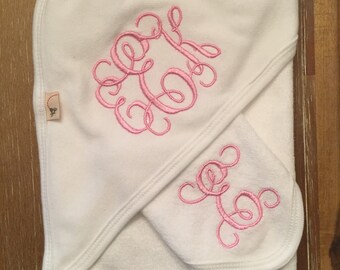 Monogrammed baby towel and washcloth set/ Personalized baby bath gift/ baby towel set/Baby Shower gift/ Infant towel set/ embroidered