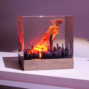 CHARIZARD POKEMON Epoxy lamp Aangepaste Pokemon Hars Lamp Hars Nachtlampje, Hars Hout Kunst Lamp, Aangepaste Diorama voor Pokemon Geschenken afbeelding 1