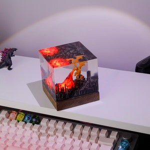 CHARIZARD POKEMON Epoxy lamp Aangepaste Pokemon Hars Lamp Hars Nachtlampje, Hars Hout Kunst Lamp, Aangepaste Diorama voor Pokemon Geschenken afbeelding 7