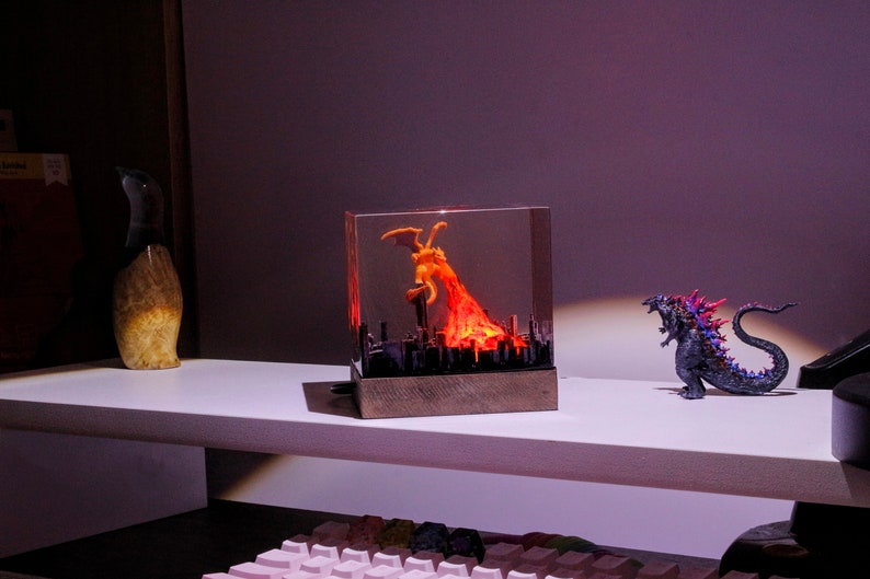 CHARIZARD POKEMON Epoxy lamp Aangepaste Pokemon Hars Lamp Hars Nachtlampje, Hars Hout Kunst Lamp, Aangepaste Diorama voor Pokemon Geschenken afbeelding 6