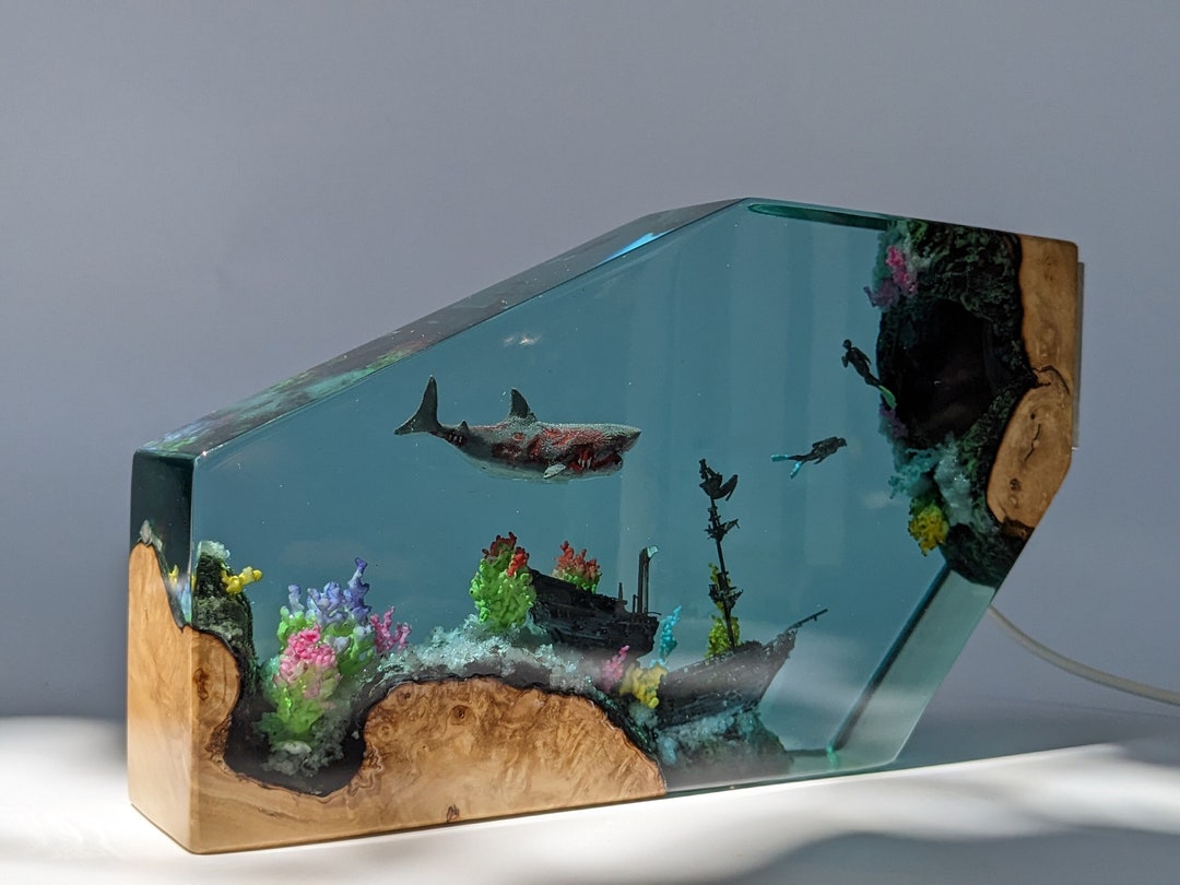 Resin Ocean Lamp, Shark and Diver Resin Wood Light, Creative