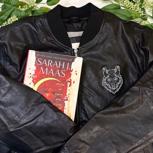 Veste en cuir brodée Pack of Devils | Sweat-shirt Crescent City | Veste livresque | Danika Fendyr | Marchandise de livres sous licence |