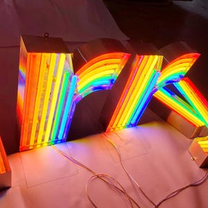 Letreros de letras de acero y metal de neón de colores, nombre de empresa de decoración de pared personalizado, caja de luz impermeable para exteriores