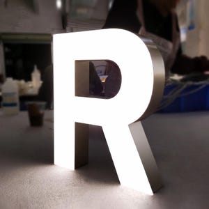 Placas de letras luminosas de aço 3D, caixa de luz acrílica de luz frontal de LED, produção de placas de publicidade de parede de fundo