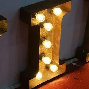 Letras luminosas de lâmpada retrô, placas de publicidade externa, placas de letras de ferro enferrujado, letras de luz de letreiro