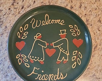 Piatto decorativo in terracotta "Welcome Friends" di Redware