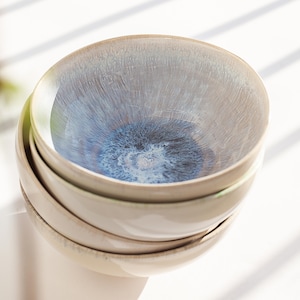 Bowlschalen aus Keramik (17cm) in hellblau mit handgemaltem Spiraldekor | 2 Schalen