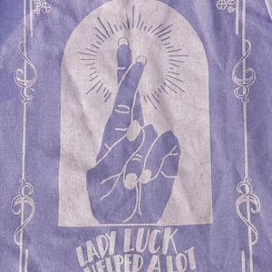 Camiseta Lady Luck serigrafada, camisa roxa pastel com tinta rosa perolada