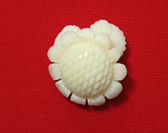 Snijwerk van witte koraalzonnebloem: losse steen voor het maken van sieraden