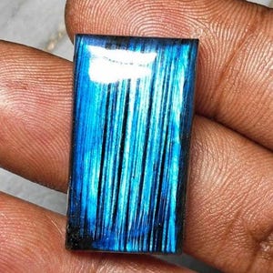 Natürlicher Labradorit, Mitternachtsblau, mit perfektem Linienmuster, Cabochon | Rechteckiger Kissenschliff 28,5 x 16,25 x 7 mm, 7,3 g | AAA-Qualität