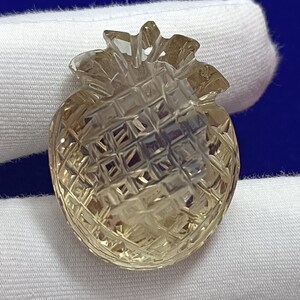 天然レモントパーズ パイナップル彫刻：天然宝石ペンダントストーン（2インチ、66.0カラット）