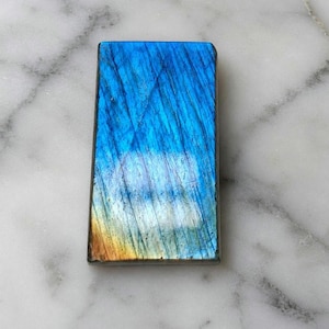 Natürlicher Labradorit-Cabochon mit klarem, waldblauem Schimmer und perfekter Linienführung | rechteckiges Kissen 33,5 x 18 x 5,5 cm | 7,6 g | AAA-Qualität