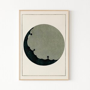 以下が含まれることがあります： 暗い緑色の背景に花柄が描かれた円形のプリント。円形の中に、グレーの質感のある三日月形の模様が描かれている。
