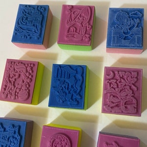 Puede incluir: Diez sellos de goma de colores con diferentes diseños. Los sellos son rectangulares y tienen un diseño en relieve. Los diseños incluyen un castillo, un hada, un árbol, una luna y una flor. Los sellos son perfectos para manualidades y scrapbooking.