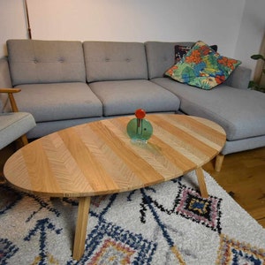 Mesa de centro em compensado de carvalho e madeira Chevron: design escandinavo moderno de meados do século