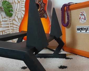 黒染めデラックスアンプスタンド：手作りの角度付き無垢材ギターアンプ