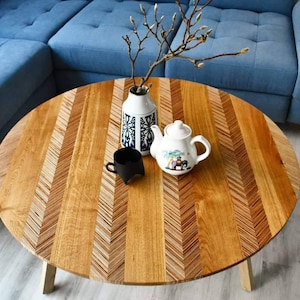 Mesa de Centro Chevron de Madeira Compensada: Design Escandinavo Moderno de Meados do Século