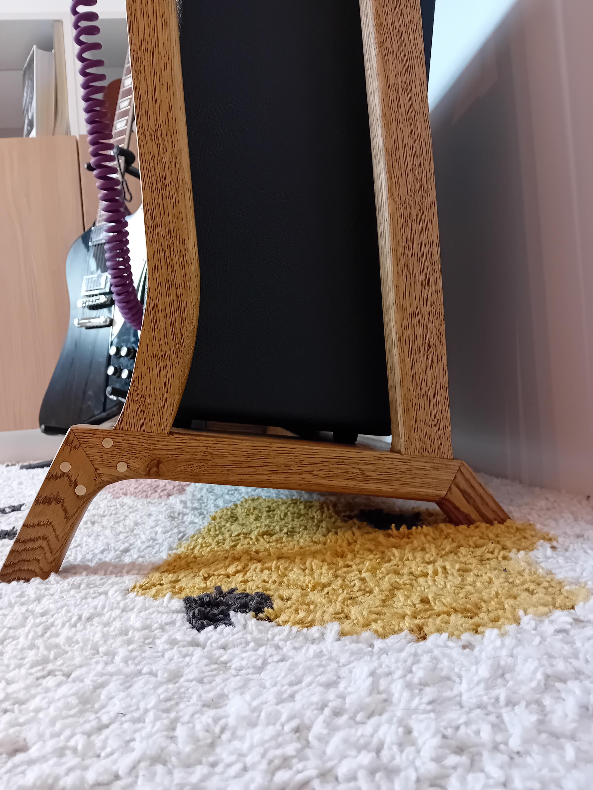 ハンドメイドオーク無垢材アングルギターアンプスタンド：ウォルナット