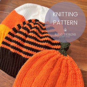 Può includere: Tre berretti a maglia in arancione, nero e bianco. I berretti hanno la forma di una zucca, di un mais dolce e di un berretto a righe. I berretti sono su una superficie di legno. Il testo "Knitting Pattern" e "Relo Designs Knitwear Designs" è sull'immagine.
