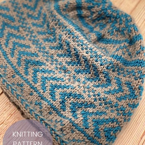 以下が含まれることがあります： 青とグレーの模様のビーニー帽子の編み物パターン。パターン名は「Knitting Pattern」で、「Relo Designs」によるものです。