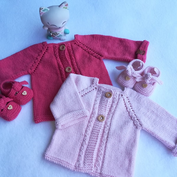 Gilet, cardigan bébé en coton avec ses chaussons "ballerines" assortis, divers coloris, tailles Naissance à 3 mois