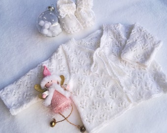 Gilet, cardigan bébé et ses chaussons assortis en laine coloris blanc scintillant, taille Naissance / 3 mois