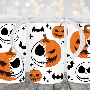 Pu&ograve; includere: Tre bicchieri di plastica bianchi con manici e coperchi. Ogni bicchiere ha un diverso design a tema Halloween con Jack Skellington e zucche.