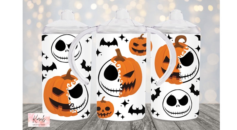 Pu&ograve; includere: Tre bicchieri di plastica bianchi con manici e coperchi. Ogni bicchiere ha un diverso design a tema Halloween con Jack Skellington e zucche.