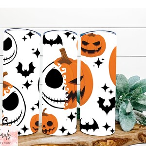 Pu&ograve; includere: Tre bicchieri bianchi a tema Halloween. I bicchieri presentano un design di Jack Skellington in bianco e nero, un design di pipistrello nero e un design di zucca arancione.