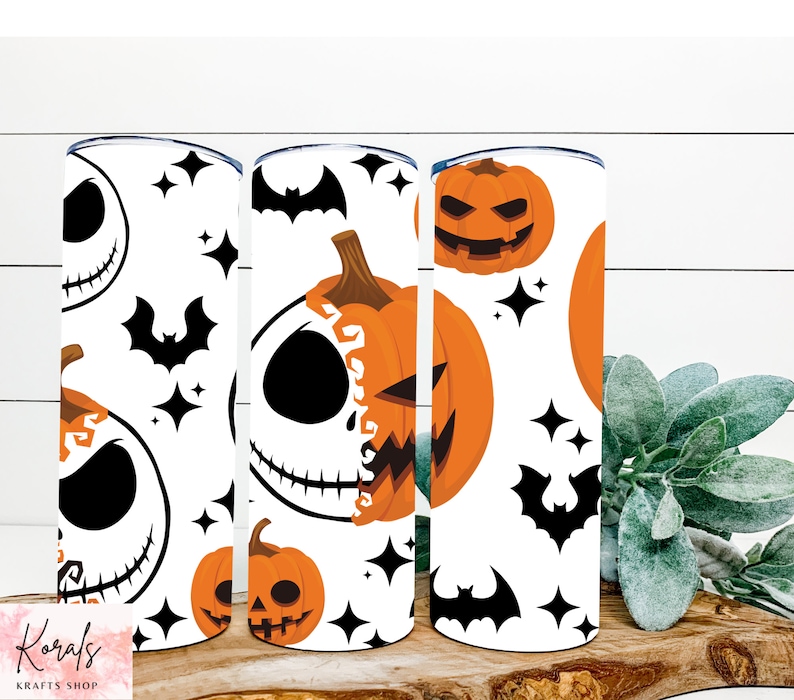 Pu&ograve; includere: Tre bicchieri bianchi a tema Halloween. I bicchieri presentano un design di Jack Skellington in bianco e nero, un design di pipistrello nero e un design di zucca arancione.