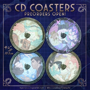 以下が含まれることがあります： アニメスタイルのキャラクターイラストが特徴のCDコースター4枚セット。各コースターは直径10.5cmで、中央に穴が開いたユニークなデザインです。「CD COASTERS PREORDERS OPEN!」の文字が上部に表示されています。