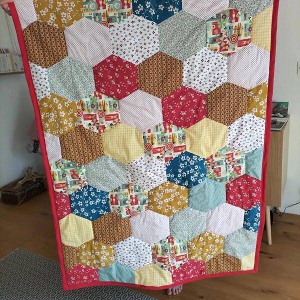 Couverture ou couvre lit molletonné peut également servir de tapis de jeux pour enfants patchwork dans les tons rouge bleu et jaune