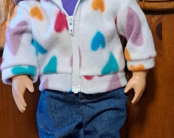 Boneca de 45 cm com moletom, calça jeans e camiseta.