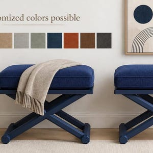 Taburete otomano azul marino hecho a mano con patas en forma de X: Banco de madera maciza, marrón rojizo, lino