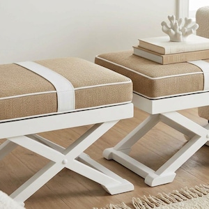 Op de afbeelding: Een set van drie keramische mokken met een gespikkelde, matte afwerking. De mokken zijn in crème, lichtgrijs en donkergrijs. Elke mok heeft een eenvoudig, minimalistisch ontwerp.