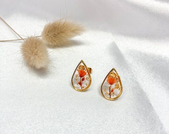 Gold Earrings in the shape of a drop of water in Stainless Steel, Resin & Orange Dried Flowers