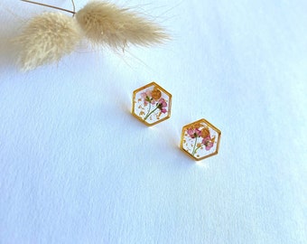 Gouden oorbellen in de vorm van een achthoek van roestvrij staal, hars en roze gedroogde bloemen