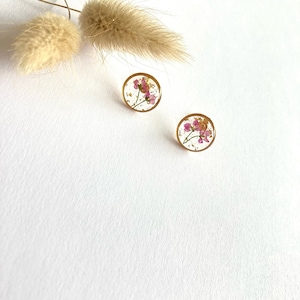 Gold Earrings in the shape of a Circle in Stainless Steel, Resin & Pink Dried Flowers