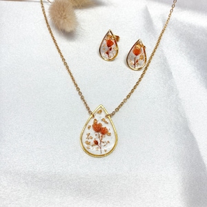 Necklace + Gold Earrings in the shape of a water drop in Stainless Steel, Resin & Orange Dried Flowers