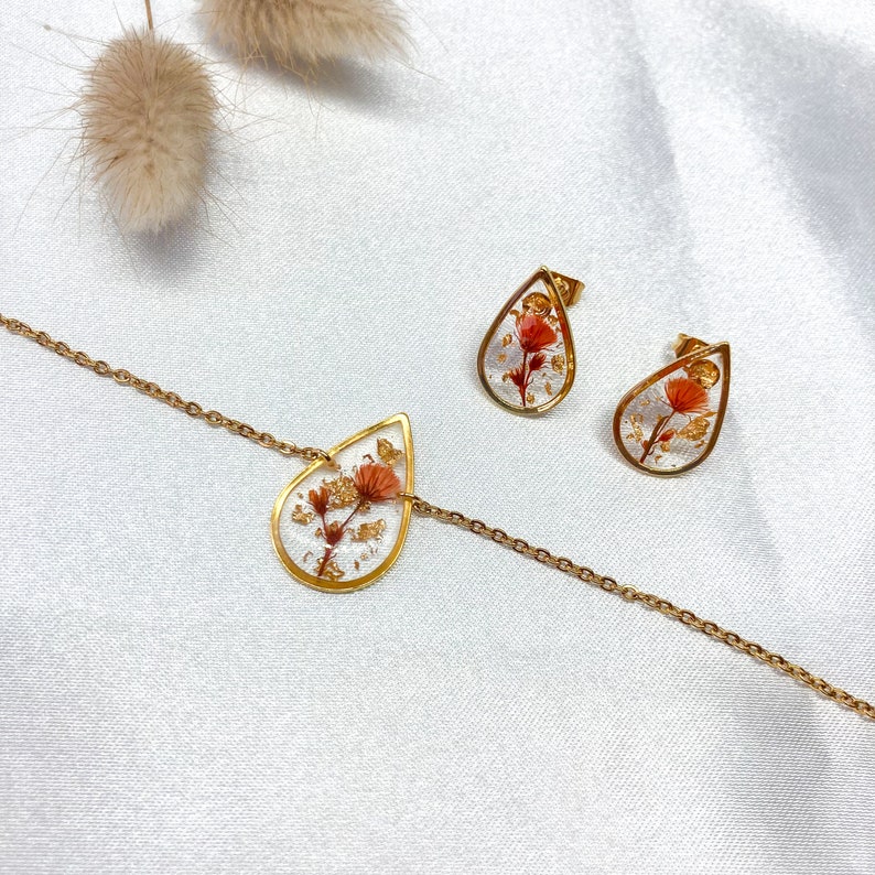 Gold Earrings in the shape of a drop of water in Stainless Steel, Resin & Orange Dried Flowers Bracelet + Boucles