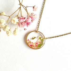 Personalized Gold Necklace in the shape of a Circle in Stainless Steel, Resin & Dried Flowers