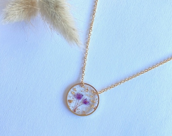 Gold Necklace in the shape of a Circle in Stainless Steel, Resin & Violet Dried Flowers