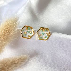 Gold Earrings in the shape of an Octagon in Stainless Steel, Resin & Green Dried Flowers