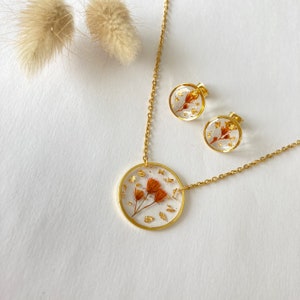 Necklace + Circle-shaped Gold Earrings in Stainless Steel, Resin & Orange Dried Flowers