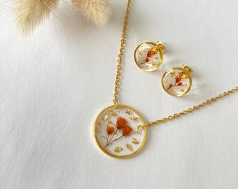 Necklace + Circle-shaped Gold Earrings in Stainless Steel, Resin & Orange Dried Flowers