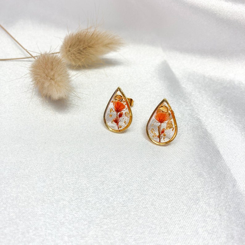 Gold Earrings in the shape of a drop of water in Stainless Steel, Resin & Orange Dried Flowers Boucles d'oreilles