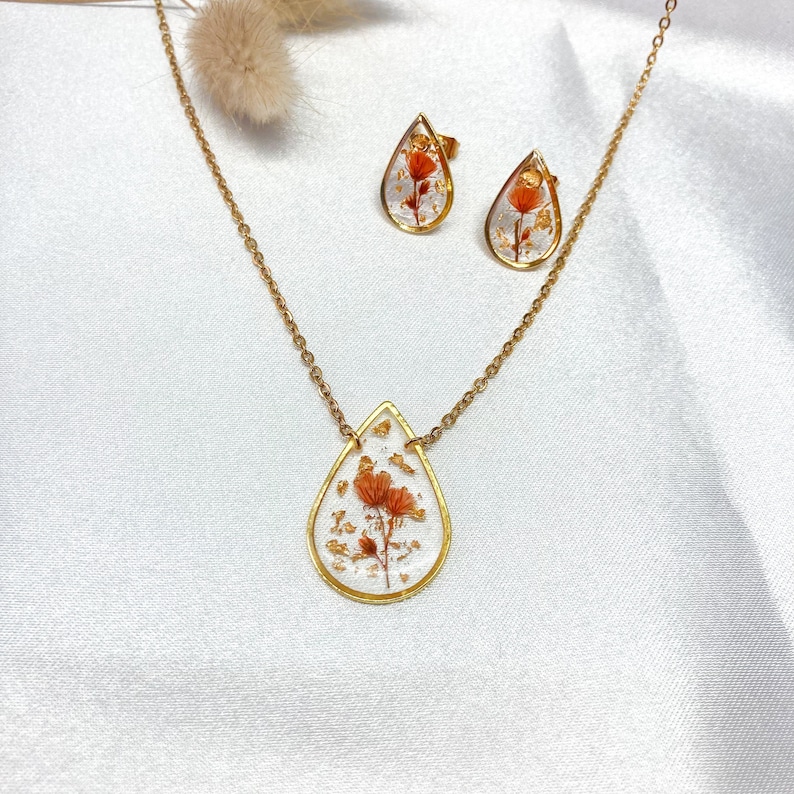 Necklace Gold Earrings in the shape of a water drop in Stainless Steel, Resin & Orange Dried Flowers Collier + Boucles