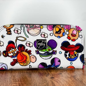 Cartera de mujer - Amigos Vaqueros - Cartera Grande - Cartera Hecha a Mano - Ranura para 12 Tarjetas - Bolso Geeky - Amigos de los Juguetes - Parque Temático