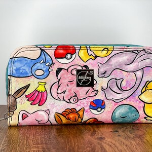 Cartera de mujer - Criaturas adorables - Cartera grande - Cartera hecha a mano - Ranura para 12 tarjetas - Bolso geek - Amigos de los 90