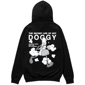 以下が含まれることがあります： 背面にグラフィックプリントが施された黒いパーカー。デザインは、ブリーフケースを持った漫画のキャラクターと、テキスト「THE SECRET LIFE OF HOT DOGGY」と「DELICIOUS THINGS DON'T ASK FOR ATTENTION」が特徴です。